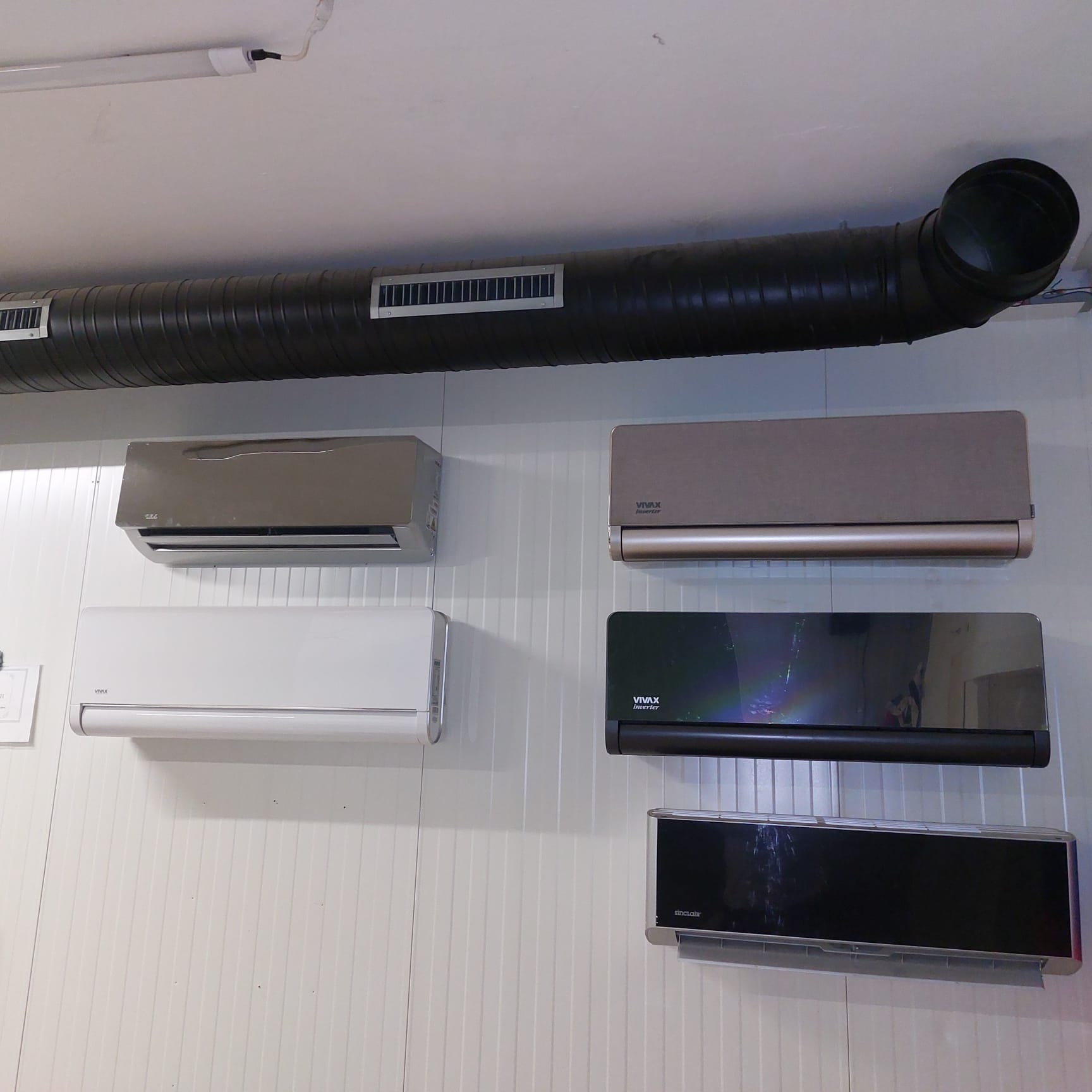 Klimatizácie značiek Daikin, Samsung, Vivax a Sinclair na predvádzacej stene